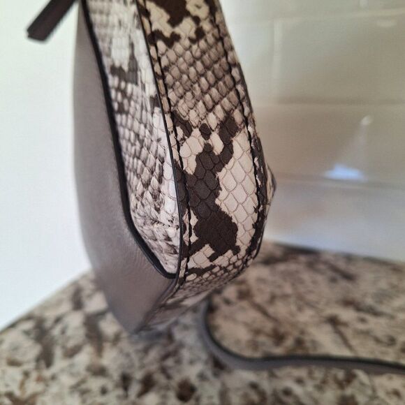 GUESS WOMENS PURSE - Picture 5 of 10